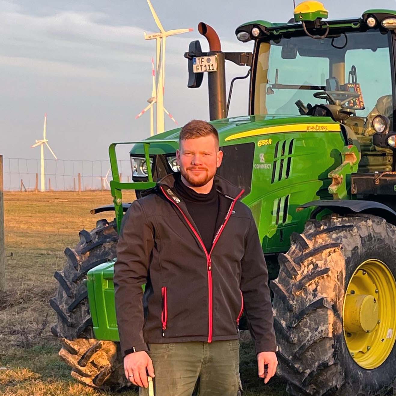 Friedrich T. „Der im Jahr 2021 durch Herr Wendt verhandelte Nutzungsvertrag musste im Jahr 2025 nachverhandelt werden, da sich der Markt deutlich abgeschwächt hat. Auch 2025 hat uns Herr Wendt wieder gut unterstützt. Der Bau der Windenergieanlage findet im Jahr 2027 statt und wird meinen Betrieb auf ein stabiles Fundament stellen.“